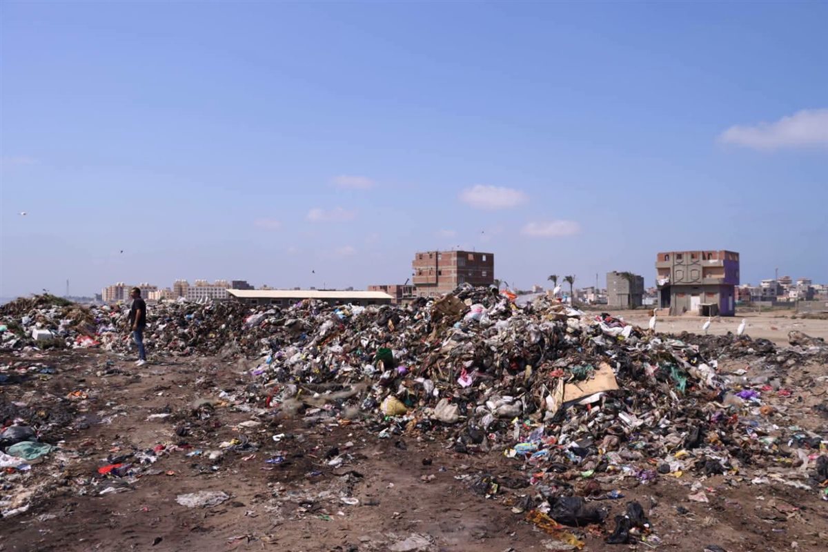 محافظ دمياط يتفقد حملات رفع المخلفات بعزبة البرج وشطا