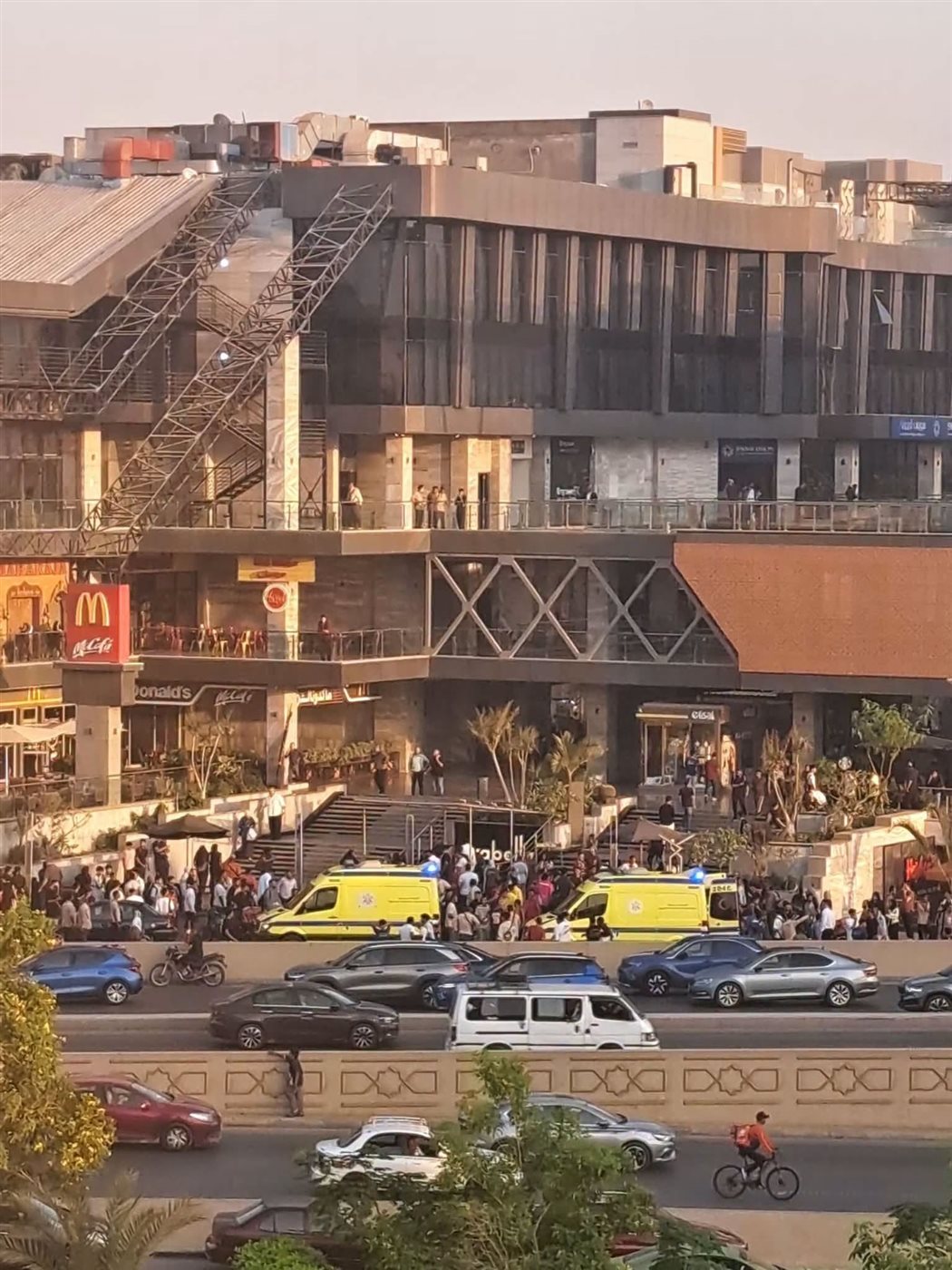 حريق مطعم بمول شهير بالتجمع