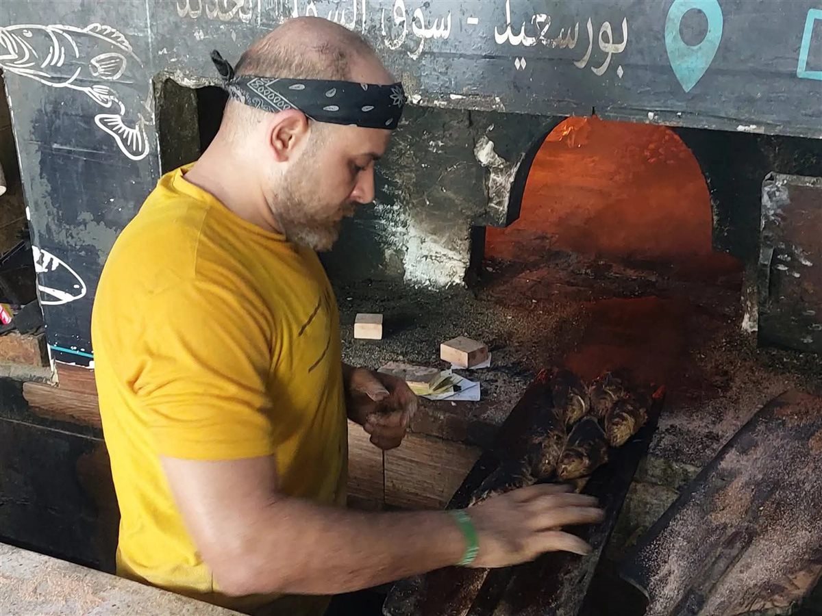 فرن سمك بلدي داخل سوق السمك الحضاري ببورسعيد