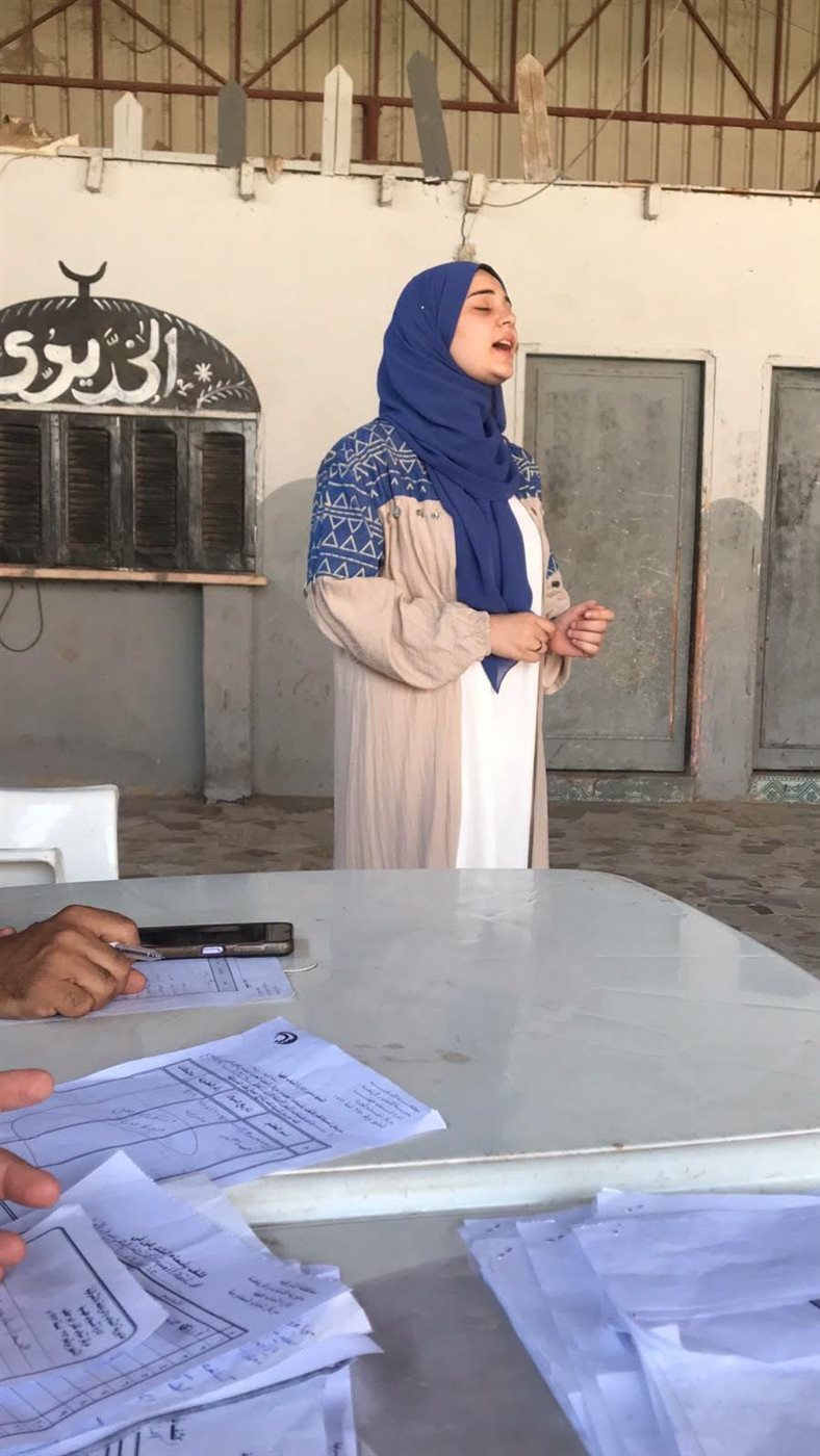 احدى المتسابقات فى الغناء بالشرقية 
