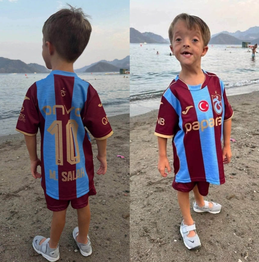 الطفل إسحاق كيرني يرتدي قميص محمد صلاح في طرابزون