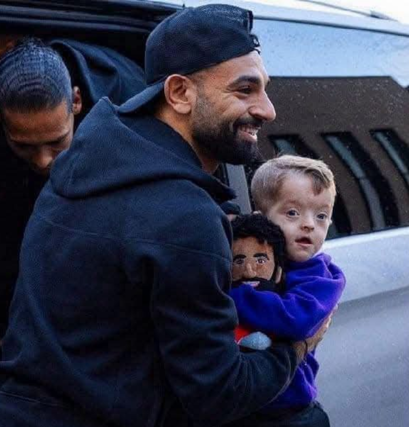 محمد صلاح مع الطفل إسحاق كيرني