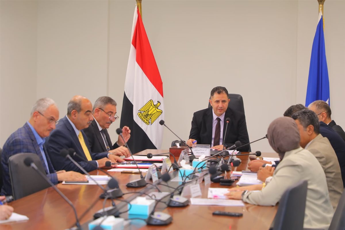 المحافظ يناقش التوسعات الاستثمارية وتوفير فرض عمل جديدة&nbsp;