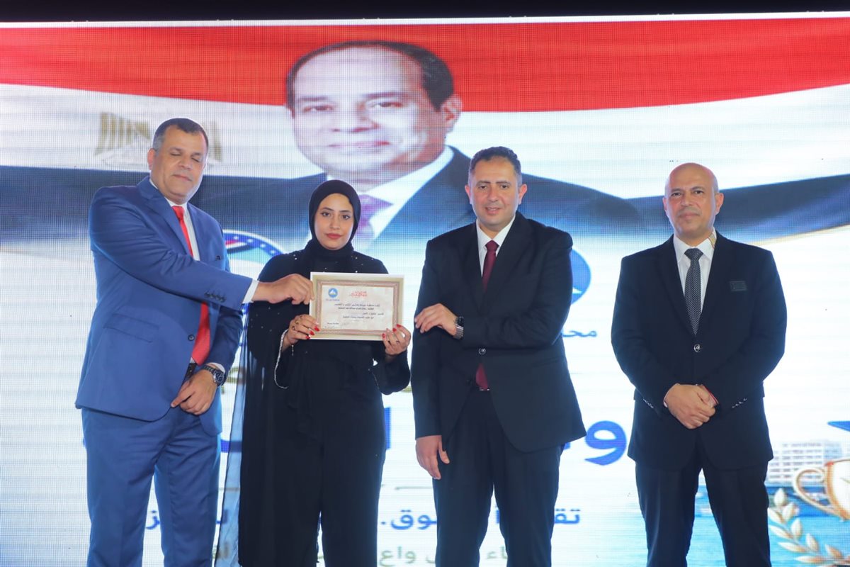 محافظ دمياط يُكرم أوائل الشهادات العامة والأزهرية والدبلومات