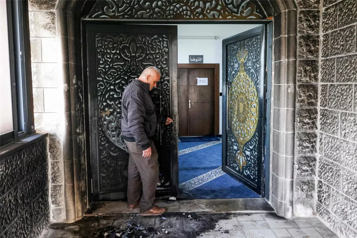 آثار حريق على باب مسجد أبو بكر الصديق في قرية تل غرب نابلس جراء هجمات المستوطنين