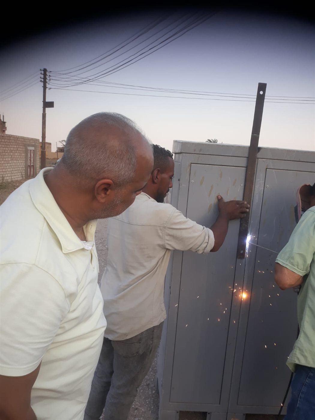 تجديد محولات واستبدال 20 عمودًا في أبوحزام بنجع حمادي