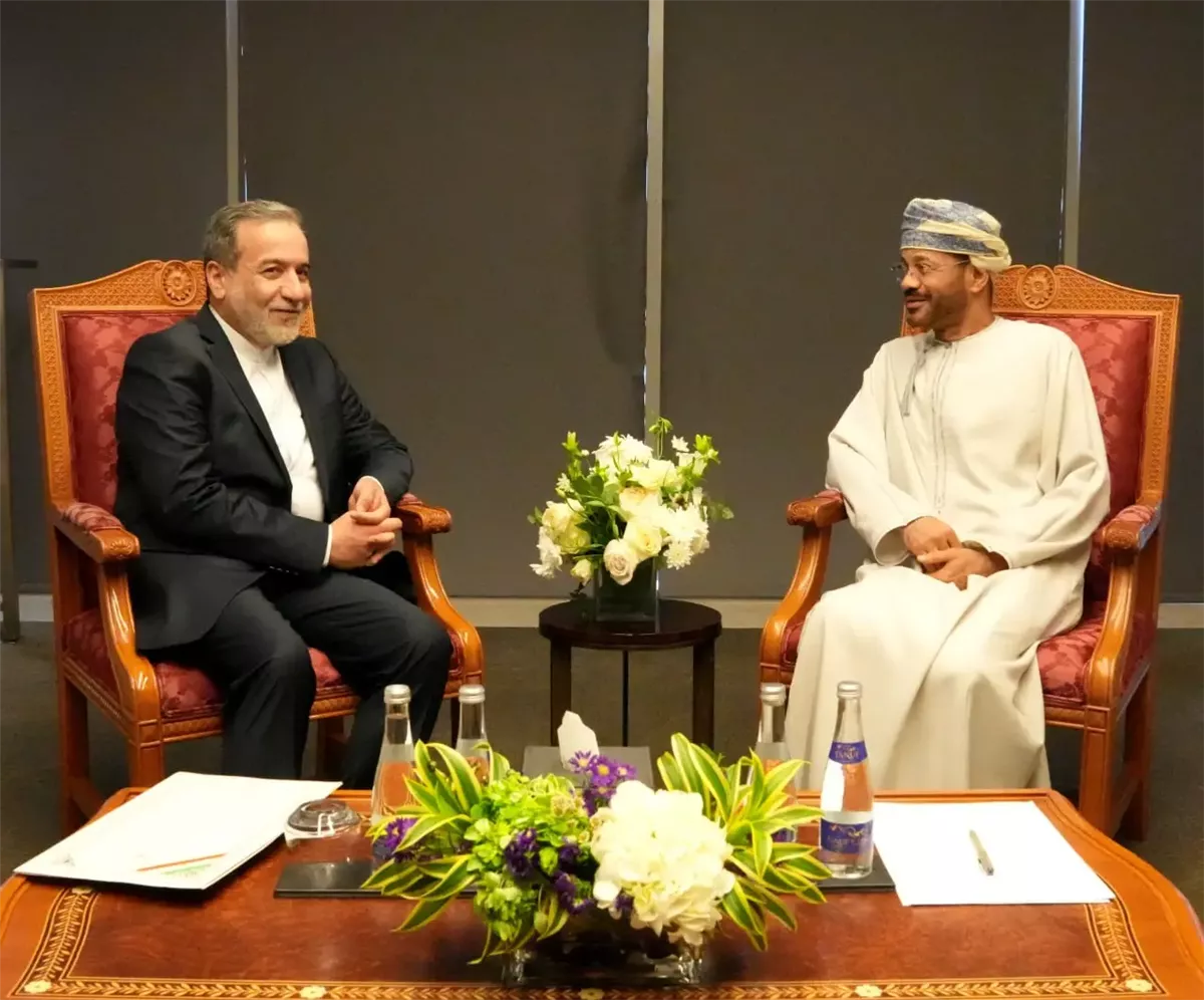 وزير الخارجية العماني السيد بدر البوسعيدي ونظيره الإيرني عباس عراقجي في مسقط