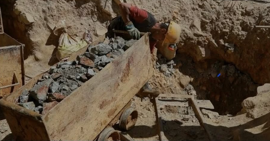 إنهيار أرضي يطمر عمال منجم الذهب تحته