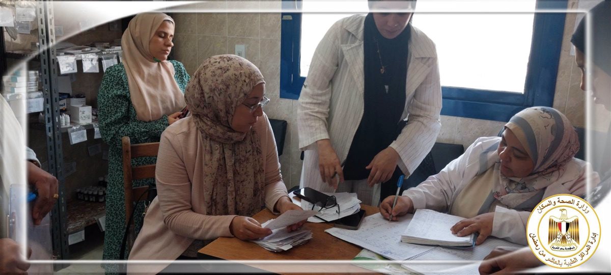 ناجى تتفقد مع الفريق الطبى مراكز طبية العاشر