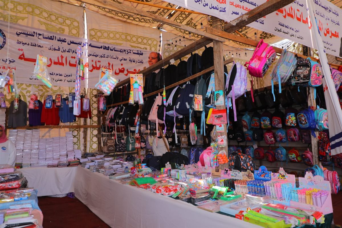 محافظ دمياط يفتتح معرض المستلزمات المدرسية بالسنانية