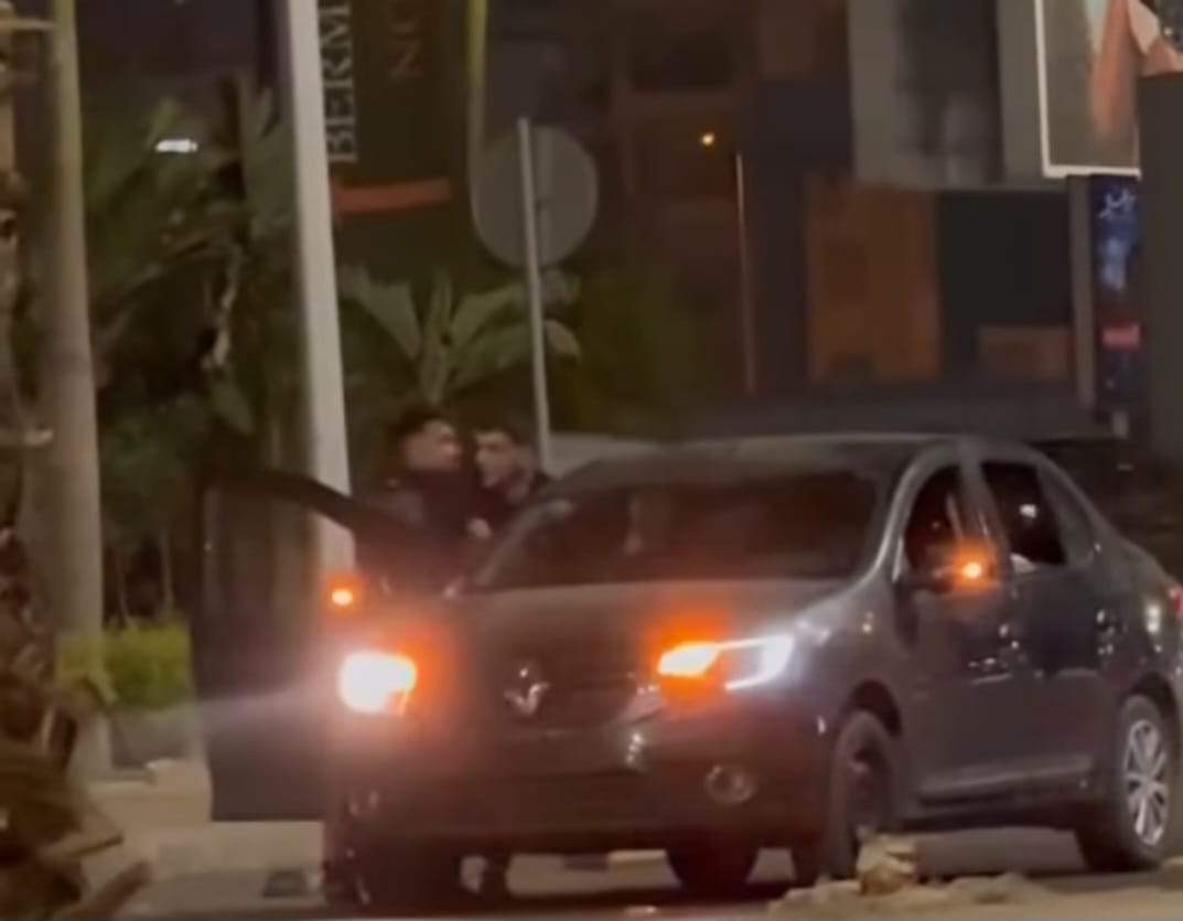 شابان وسيارة بدون لوحات معدنية اختطف فتاة بالقوة بالشيخ زايد