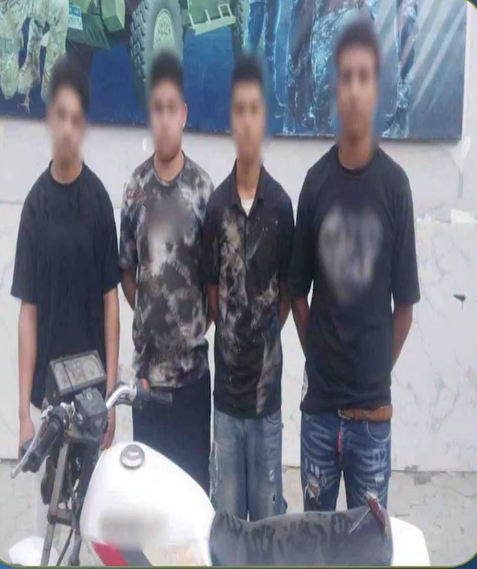 4 أشخاص ينهالون على عامل بسلاح أبيض في الفيوم