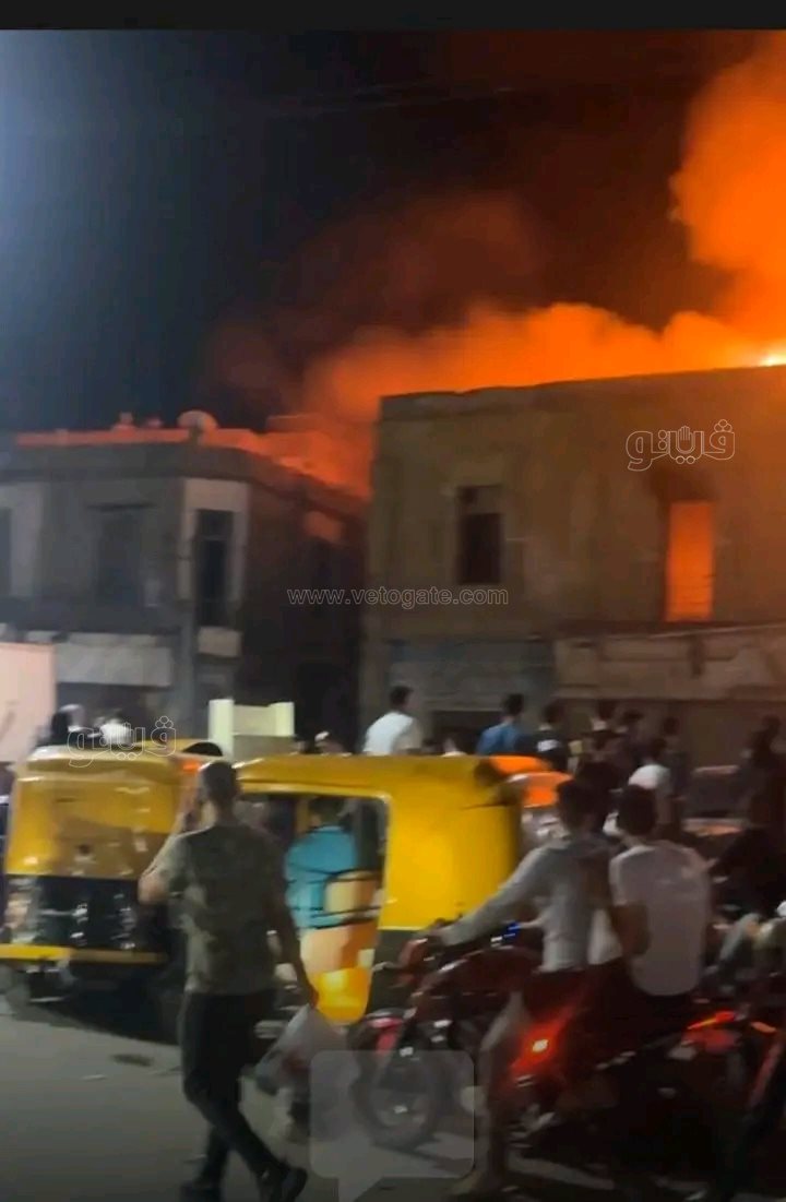 حريق هائل يلتهم منزلًا مهجورًا،فيتو