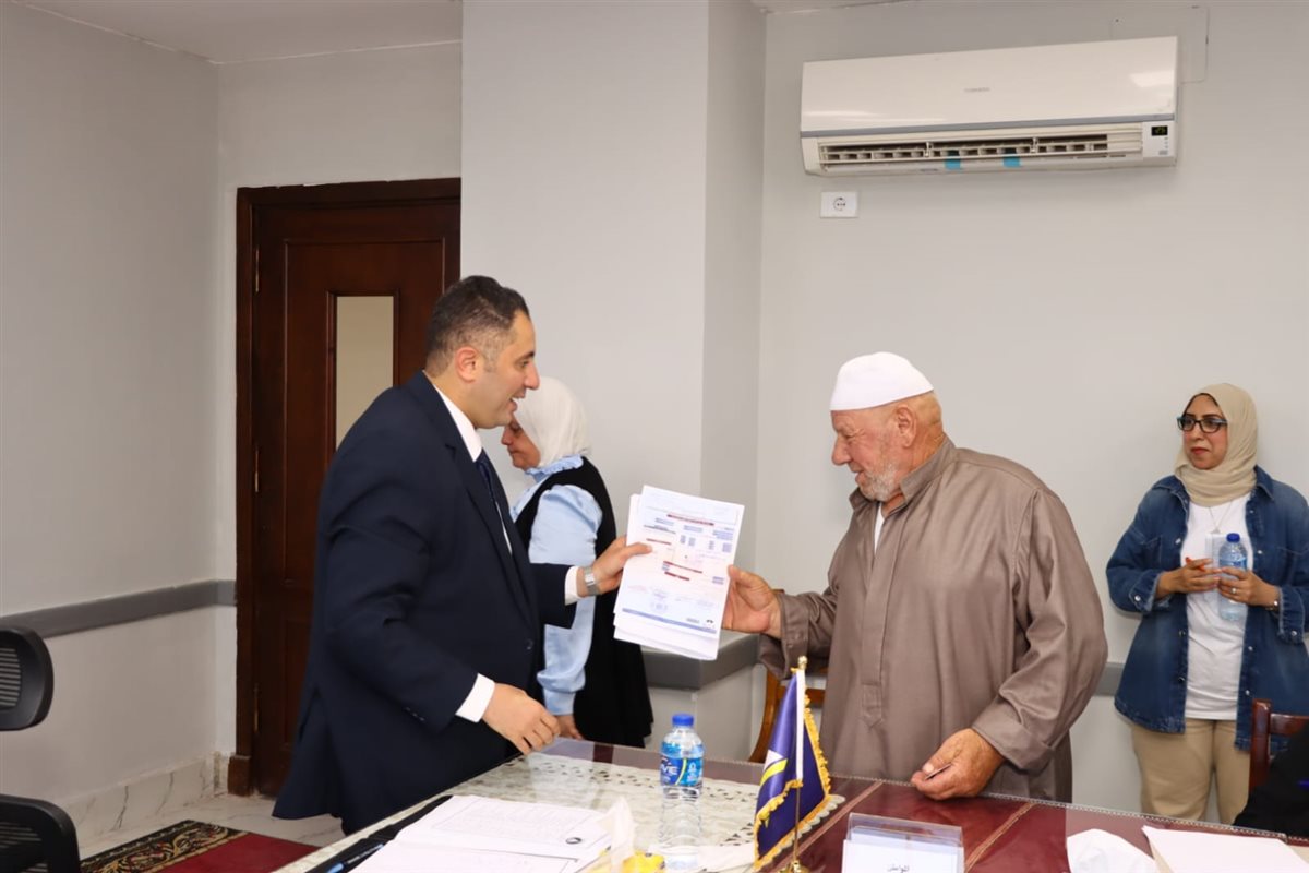 محافظ دمياط اثناء زيارته لمقر الوحدة المحلية لمركز ومدينة دمياط