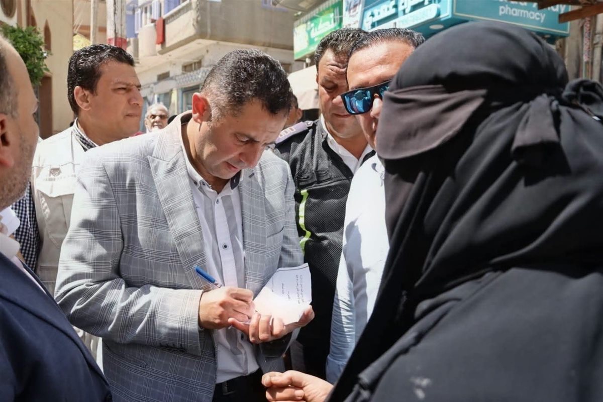 محافظ دمياط يلتقي بالمواطنين بعد الصلاة