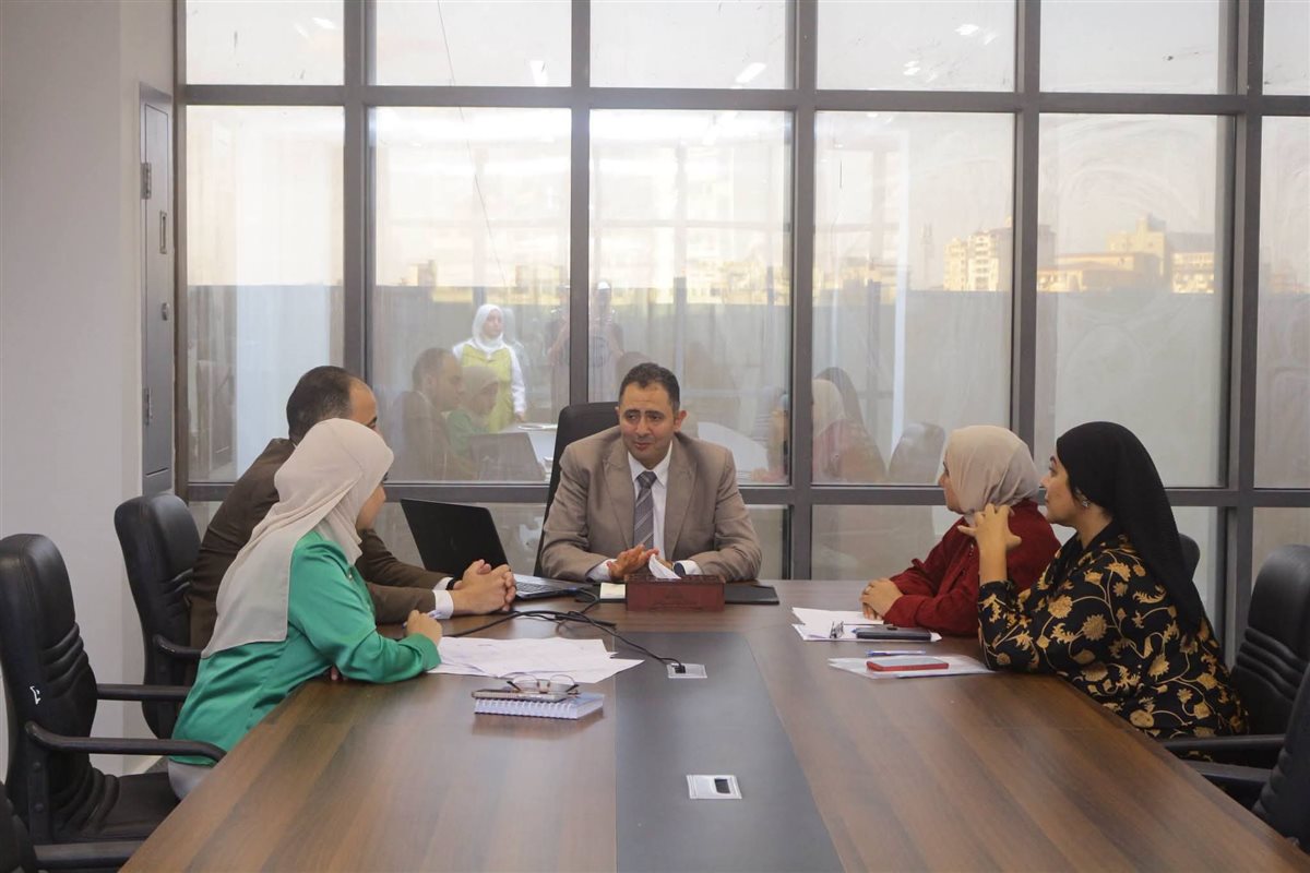 محافظ دمياط يعقد اجتماعا لبحث آليات تطوير ورفع كفاءة السوق القطاعي المخصص لبيع الخضروات والفاكهة والأسماك بمدينة فارسكور