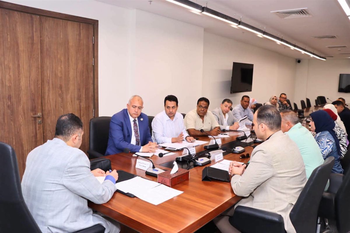 محافظ دمياط يجتمع لمناقشة آليات وإجراءات طرح أعمال جمع ونقل المخلفات المنزلية