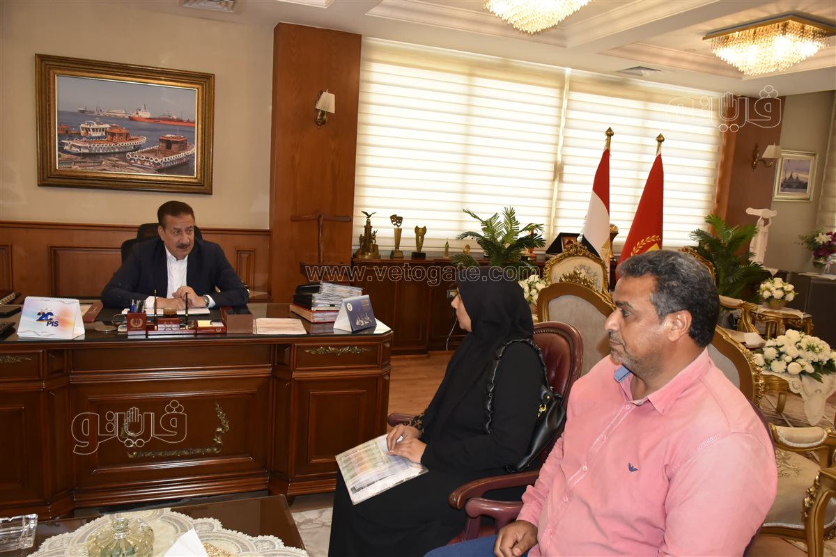 محافظ بورسعيد يتلقي بالسيدة صاحبة الشقة المنكوبة