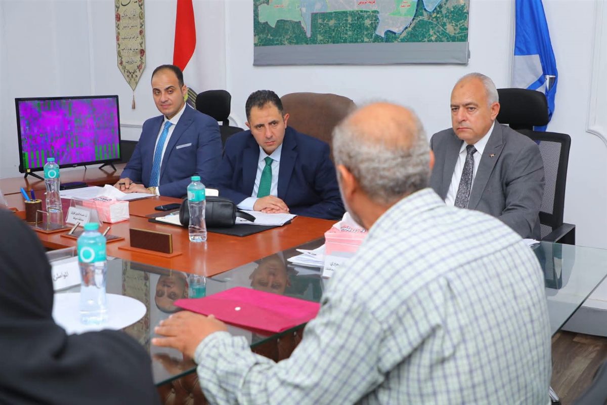 محافظ دمياط يلتقي أهالي كفر البطيخ