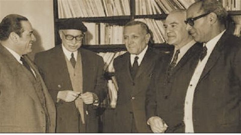 صورة تجمع ادباء مصر لويس عوض وصلاح طاهر وحسين فوزى وتوفيق الحكيم وبدر الدين ابو غازى&nbsp;