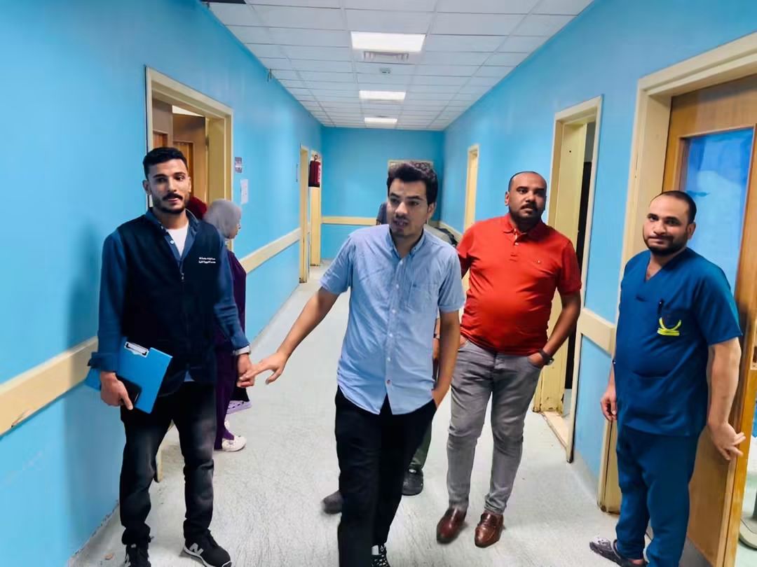مدير مستشفى المعبر بقنا في جولة ميدانية لتفقد سير العمل ومتابعة أعمال التطوير، فيتو