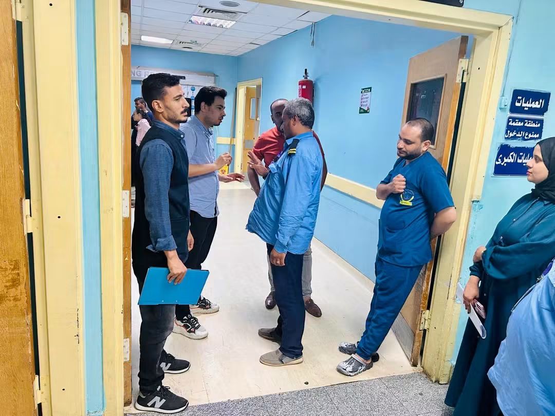 مدير مستشفى المعبر بقنا في جولة ميدانية لتفقد سير العمل ومتابعة أعمال التطوير، فيتو