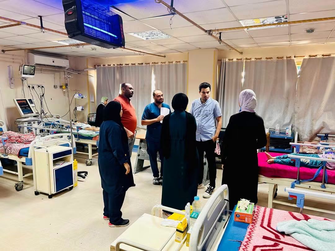 مدير مستشفى المعبر بقنا في جولة ميدانية لتفقد سير العمل ومتابعة أعمال التطوير، فيتو