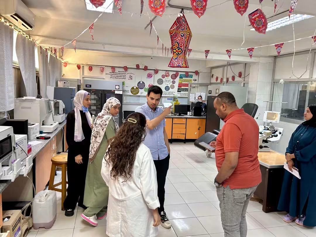 مدير مستشفى المعبر بقنا في جولة ميدانية لتفقد سير العمل ومتابعة أعمال التطوير، فيتو