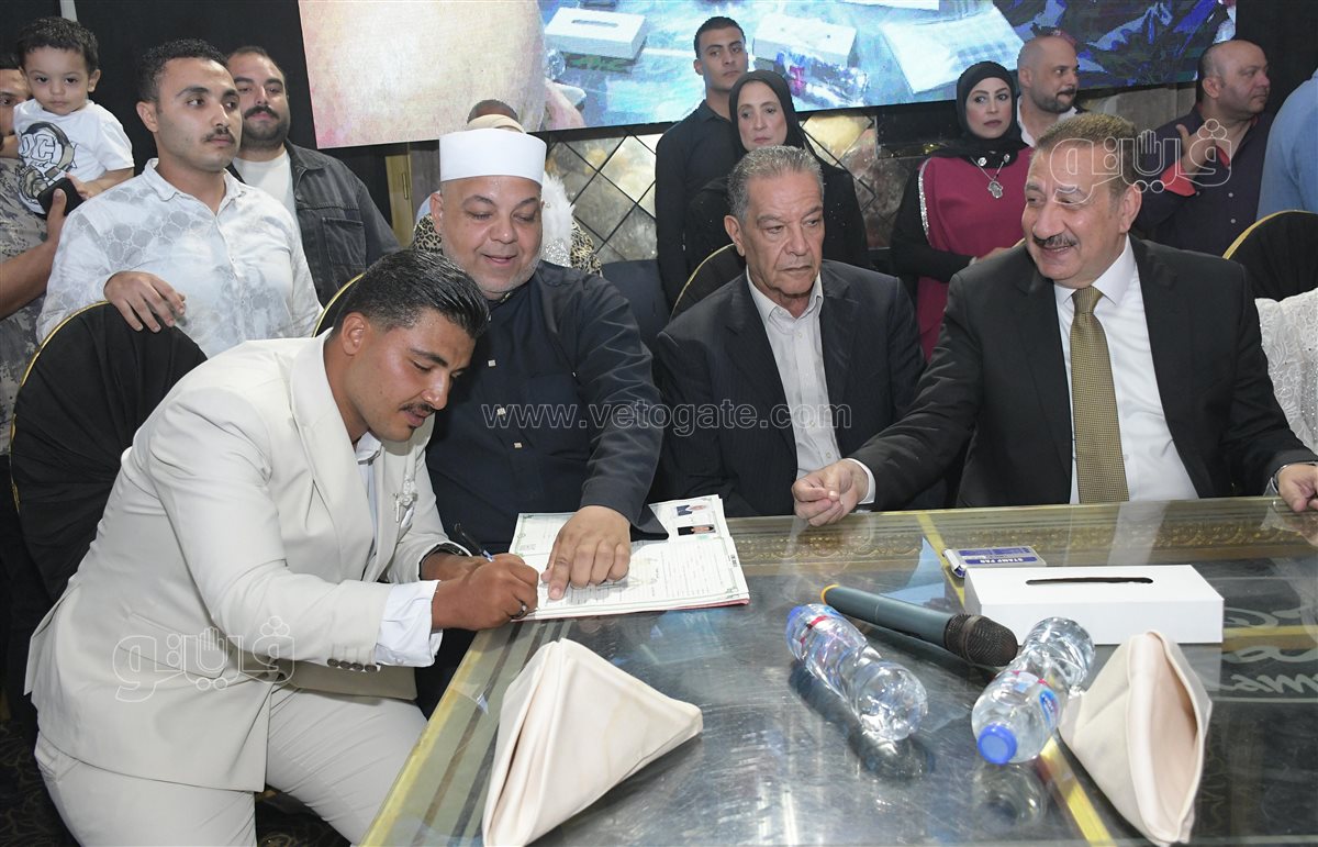 محافظ بورسعيد يحقق أمنية عروس يتيمة ويقف إلى جوارها وكيلًا في عقد قرانها