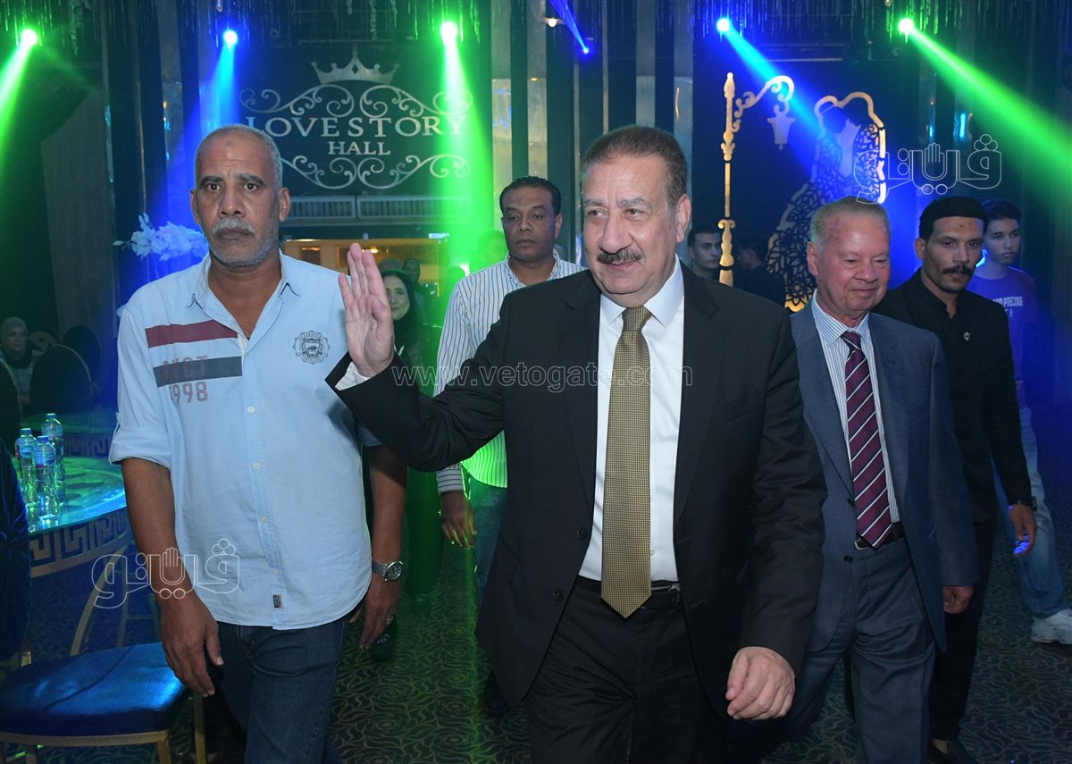 محافظ بورسعيد يحقق أمنية عروس يتيمة ويقف إلى جوارها وكيلًا في عقد قرانها