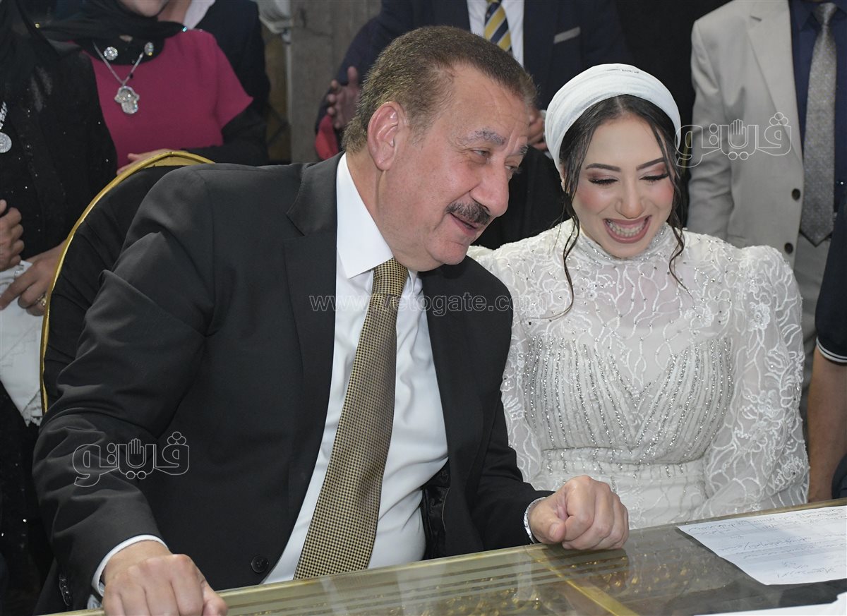 محافظ بورسعيد يحقق أمنية عروس يتيمة ويقف إلى جوارها وكيلًا في عقد قرانها