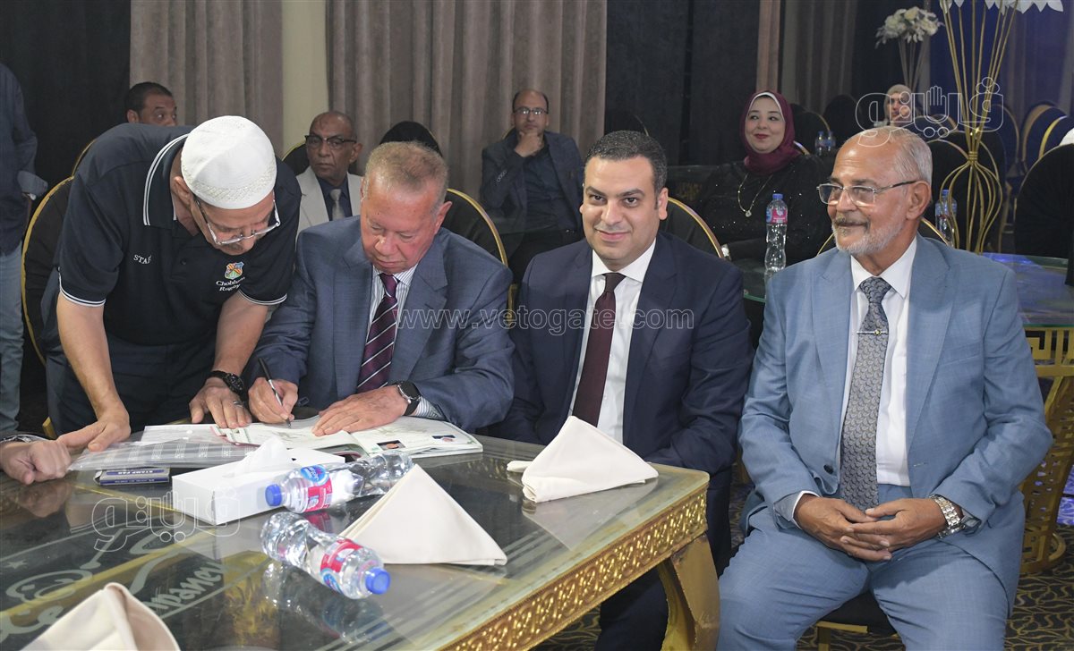 محافظ بورسعيد يحقق أمنية عروس يتيمة ويقف إلى جوارها وكيلًا في عقد قرانها