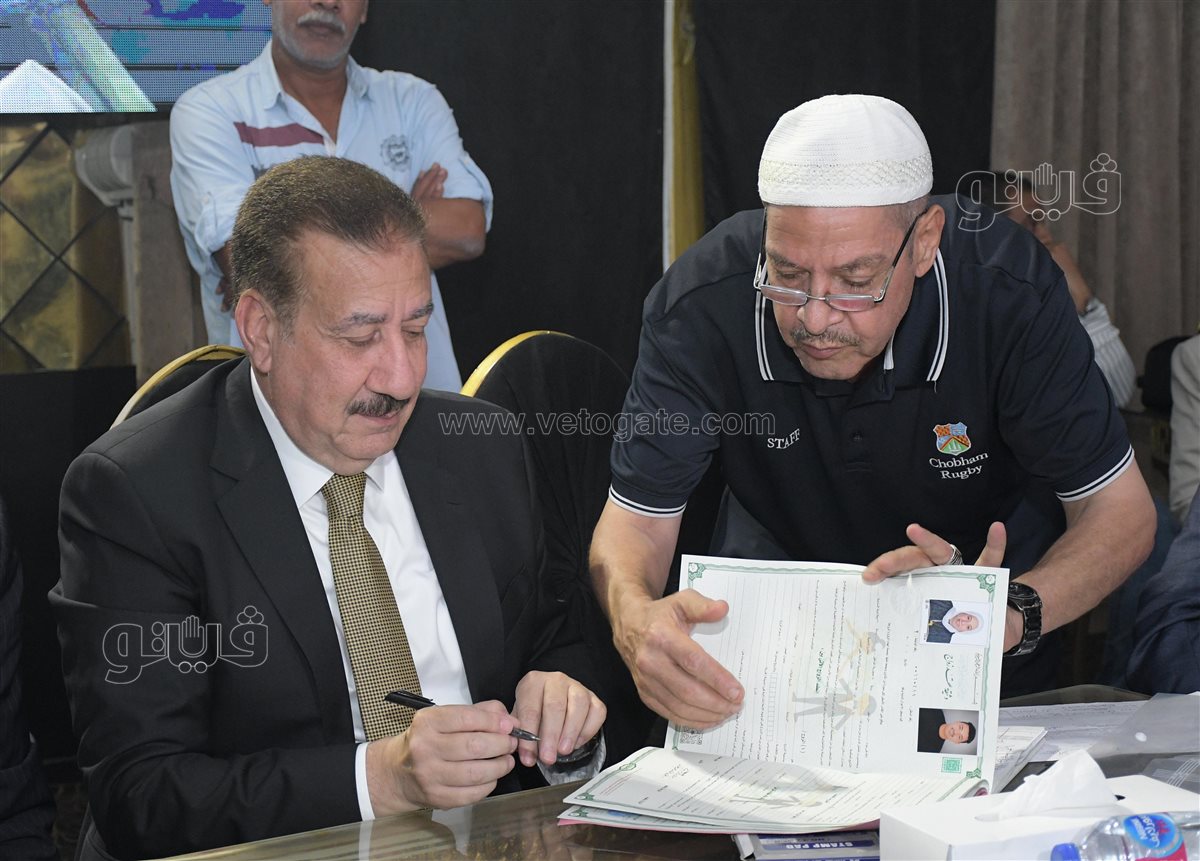 محافظ بورسعيد يحقق أمنية عروس يتيمة ويقف إلى جوارها وكيلًا في عقد قرانها