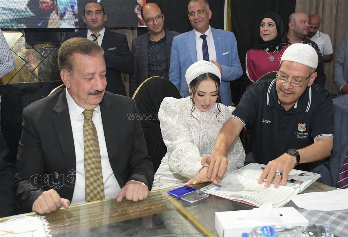 محافظ بورسعيد يحقق أمنية عروس يتيمة ويقف إلى جوارها وكيلًا في عقد قرانها