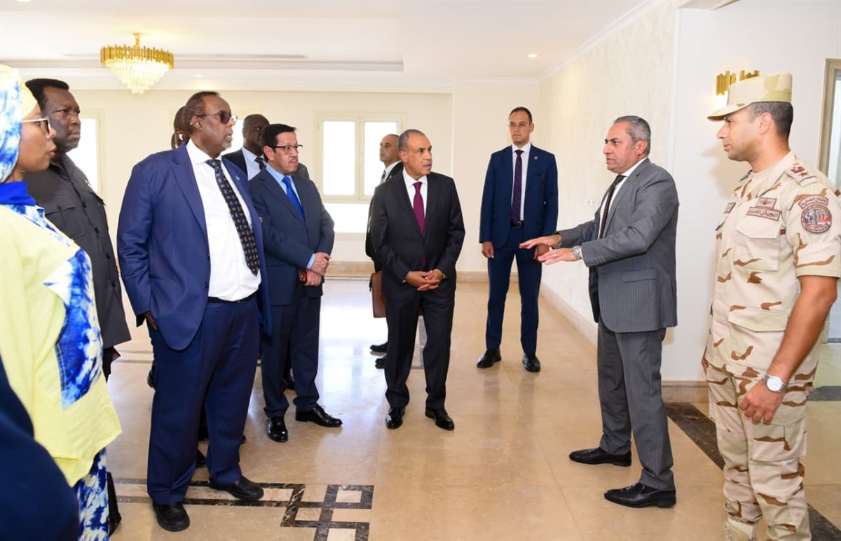 وزير الخارجية يصطحب السفراء الأفارقة في جولة بالعاصمة الجديدة