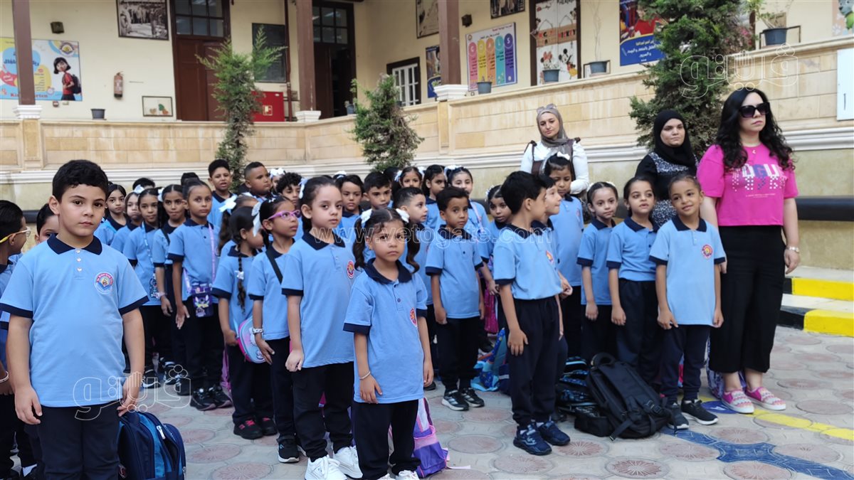 انتظام طابور الصباح في المدرسة اليونانية الحديثة في أول أيام الدراسة