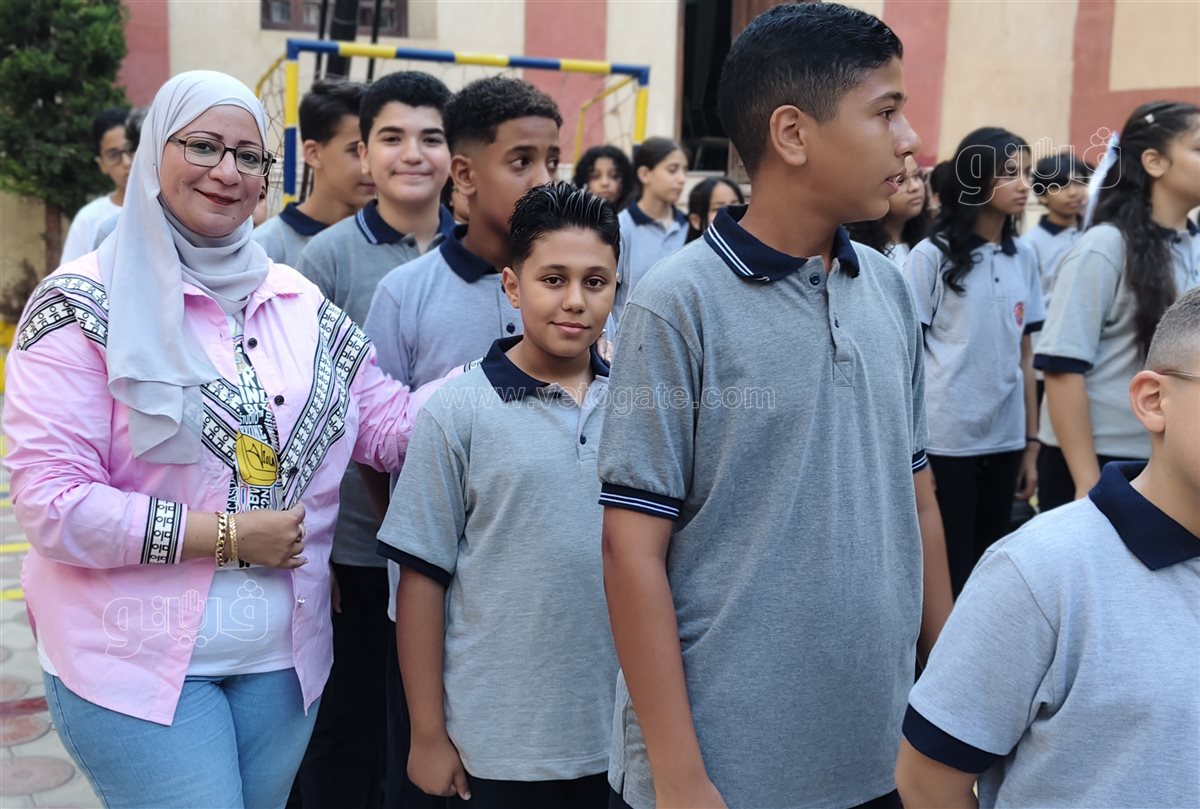 انتظام طابور الصباح في المدرسة اليونانية الحديثة في أول أيام الدراسة
