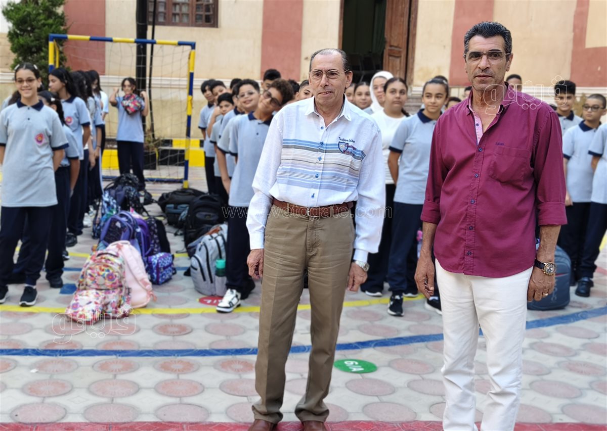 انتظام طابور الصباح في المدرسة اليونانية الحديثة في أول أيام الدراسة