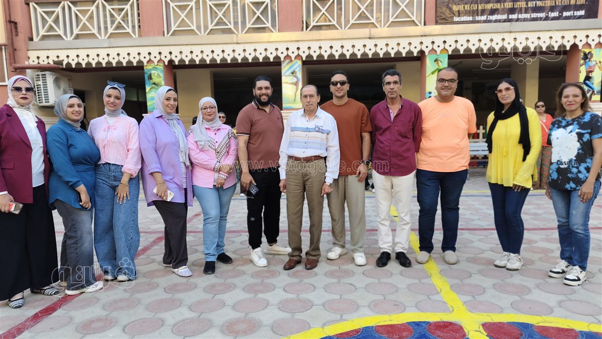 انتظام طابور الصباح في المدرسة اليونانية الحديثة في أول أيام الدراسة