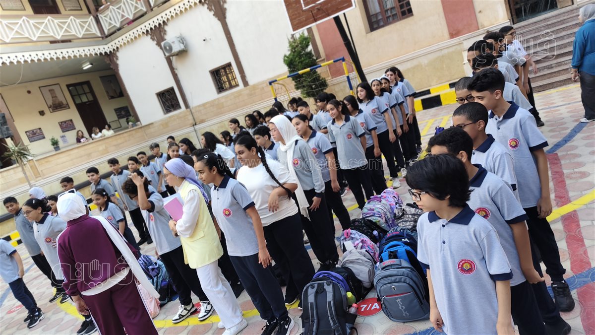 طابور الصباح في أول أيام الدراسة بالمدرسة اليونانية الحديثة