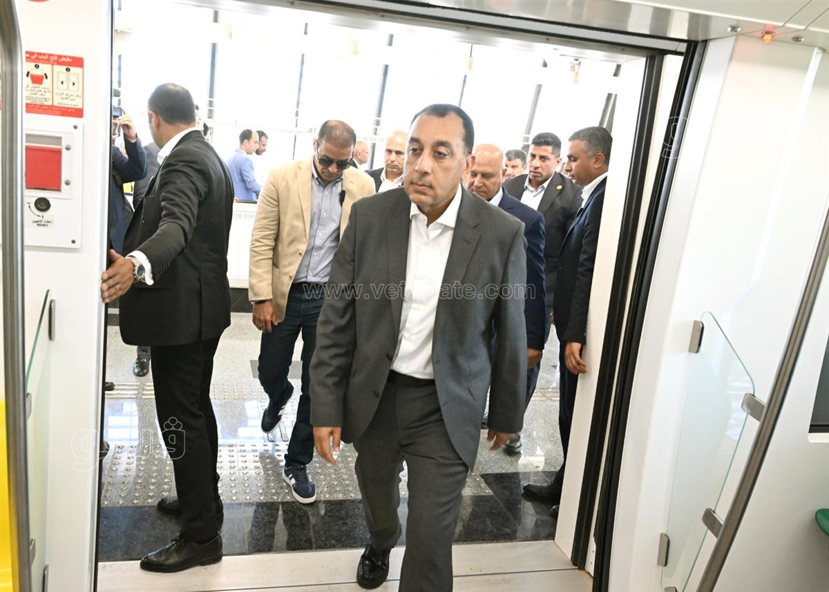 رئيس الوزراء يستقل قطار مونوريل غرب النيل من محطة جامعة الأهرام الكندية
