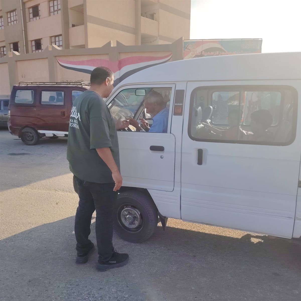 &nbsp;حملات مفاجئة للكشف عن المخدرات بين سائقي حافلات المدارس
