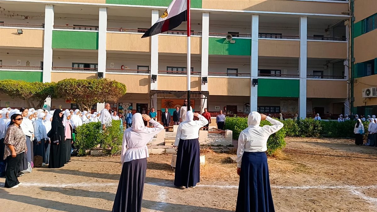 مدير التعليم بالفيوم يكرم الفائزات في مسابقة أجمل حديقة