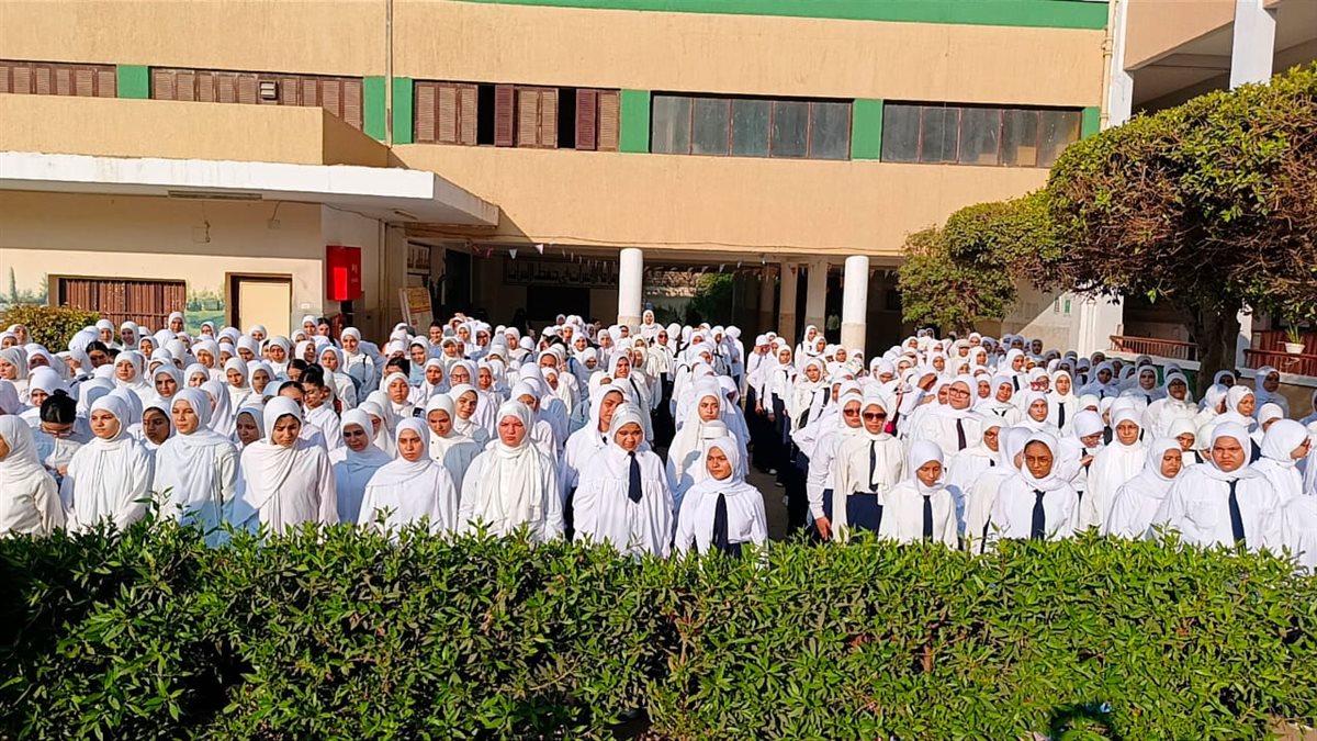 مدير التعليم بالفيوم يكرم الفائزات في مسابقة أجمل حديقة