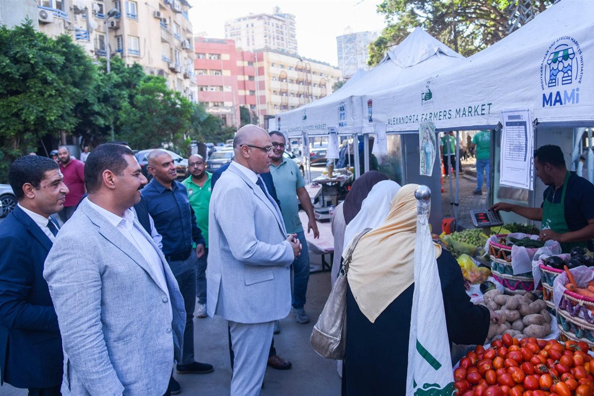 محافظ الإسكندرية يتفقد فعاليات سوق اليوم الواحد في زيزينيا