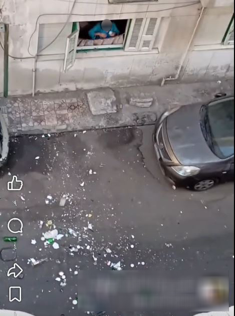 سيدة تلقي زجاجات من شرفة منزلها وتعتدي على شخصين بالإسكندرية.. والداخلية تكشف التفاصيل