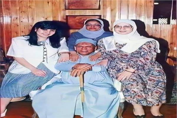 حسين الشربينى يتوسط زوجته وابنتيه