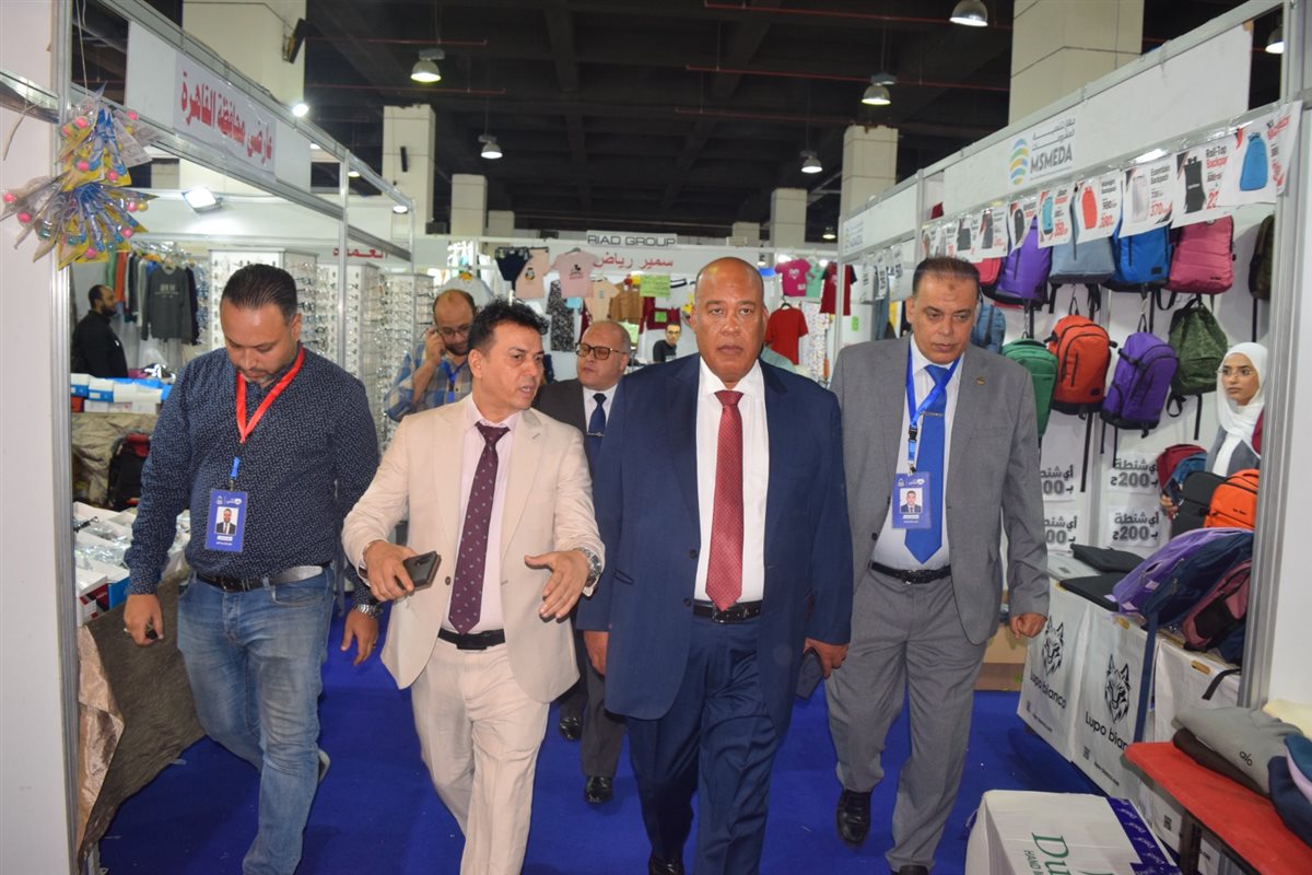 أيمن العشري خلال تفقده معرض أهلا مدارس، فيتو