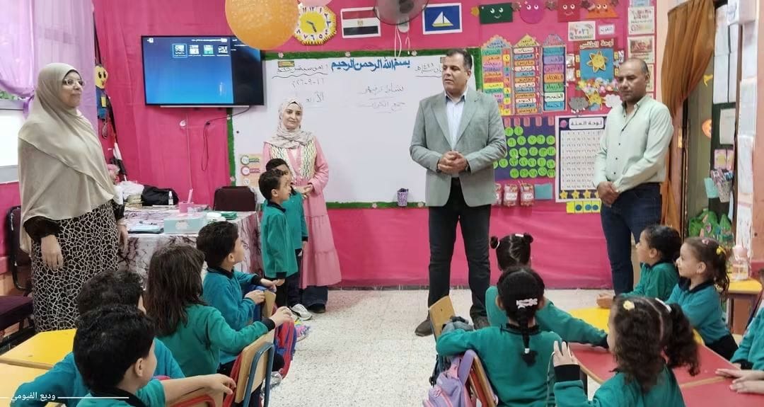 وكيل وزارة اتعليم بدمياط يجري حوارا مع طلاب مدارس عزبة البرج، فيتو