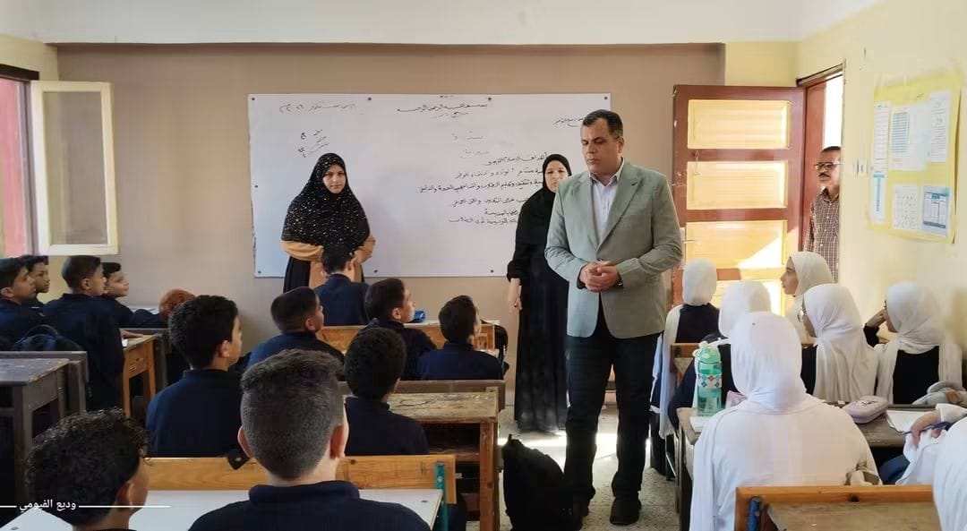 وكيل وزارة اتعليم بدمياط يجري حوارا مع طلاب مدارس عزبة البرج، فيتو